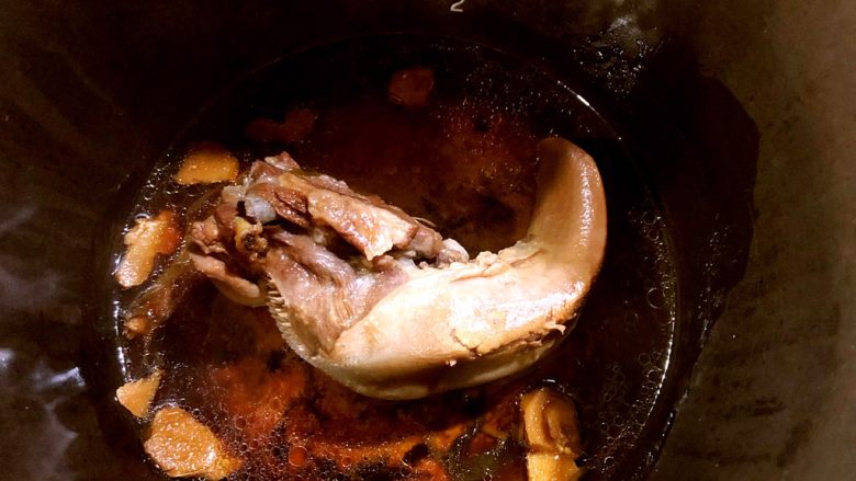 年夜饭·龙虾粥·黑椒牛仔骨·藜蒿炒腊肉·盐水口条·笋干烧老鸭,煮好后的盐水口条