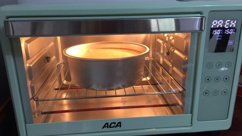 巧克力核桃水果蛋糕,然后放入预热好的烤箱中层，150摄氏度上下火40分钟