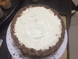 巧克力核桃水果蛋糕,然后蛋糕上抹上一层奶油，蛋糕边缘撒入巧克力碎