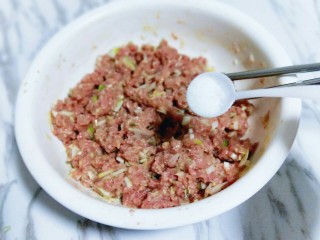 年夜饭&守岁的牛肉馅饺子,之后加入盐，拌均匀。