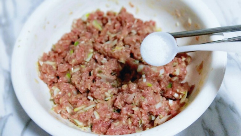 年夜饭&守岁的牛肉馅饺子,之后加入盐，拌均匀。