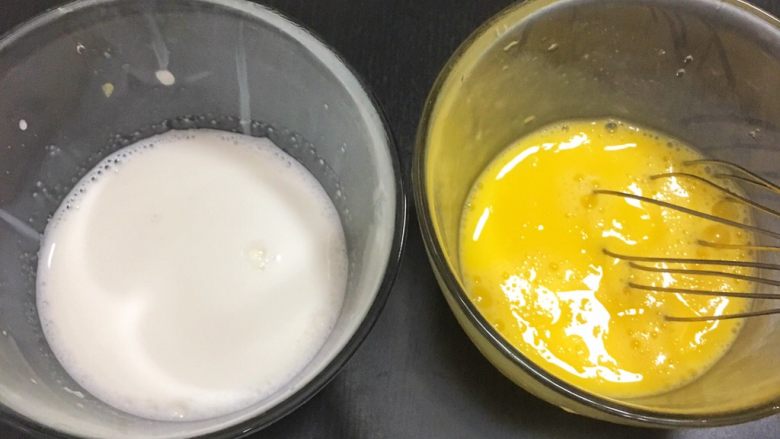 宝宝辅食8M➕：甜橙牛奶蛋羹,将<a style='color:red;display:inline-block;' href='/shicai/ 9'>鸡蛋</a>液搅打均匀，再准备1:1的比例的温牛奶或者配方奶（一定要温牛奶哦）