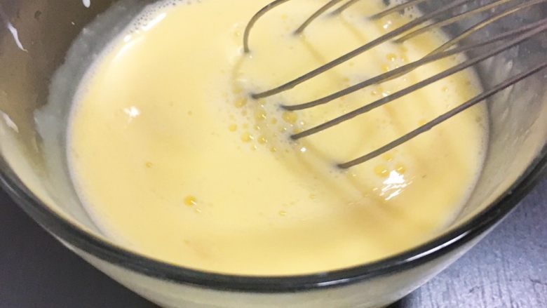 宝宝辅食8M➕：甜橙牛奶蛋羹,将温牛奶或配方奶倒入蛋液里,搅拌均匀