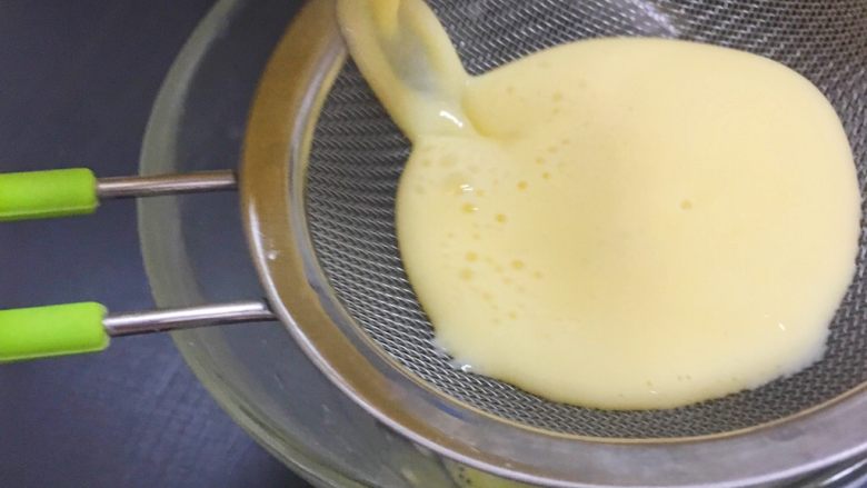 宝宝辅食8M➕：甜橙牛奶蛋羹,倒入白砂糖混合均匀后过筛加入🍊橙碗中，这样可以让蛋羹更细腻
