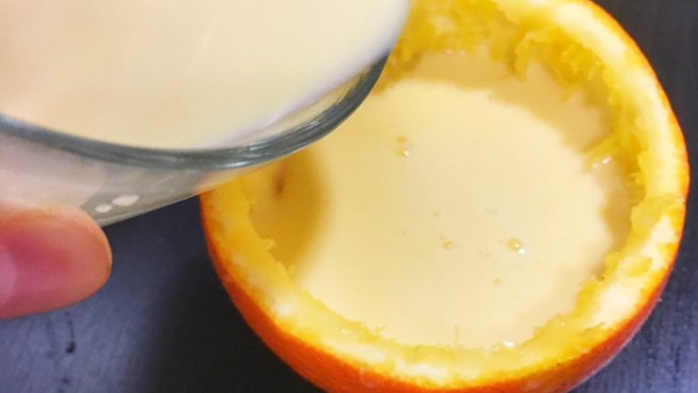 宝宝辅食8M➕：甜橙牛奶蛋羹,大概七八分满即可