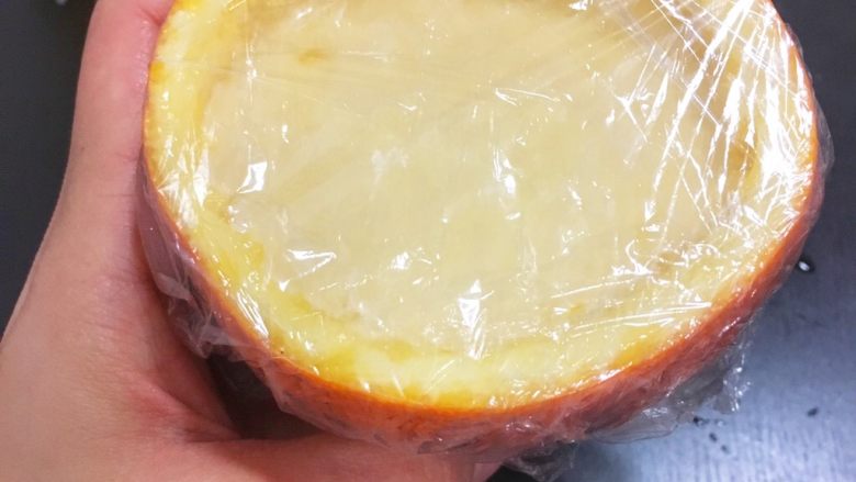 宝宝辅食8M➕：甜橙牛奶蛋羹,橙碗蒙上保鲜膜，用牙签在保鲜膜上戳几个小洞