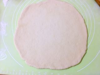 鲍旺财披萨🍕,发酵好的面团擀成圆形