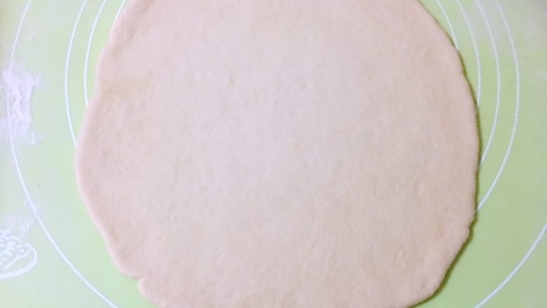 鲍旺财披萨🍕,发酵好的面团擀成圆形
