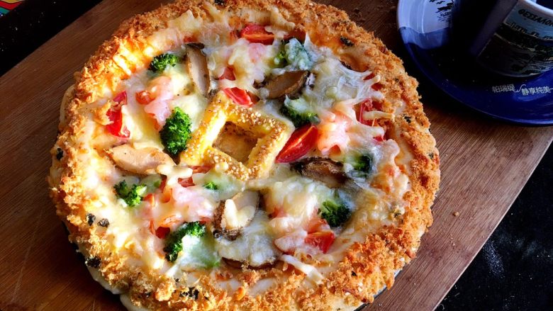 鲍旺财披萨🍕,烤箱预热200度，烤制15分钟左右，至马苏里拉芝士融化即可