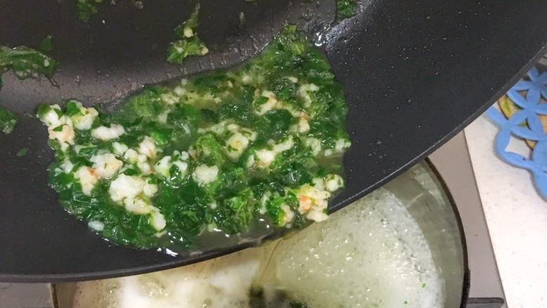 宝宝辅食10M➕：菠菜虾仁鸡蛋面,等汤汁再次烧开冒泡后将所有蔬菜和面汤一起倒入煮好的面条里