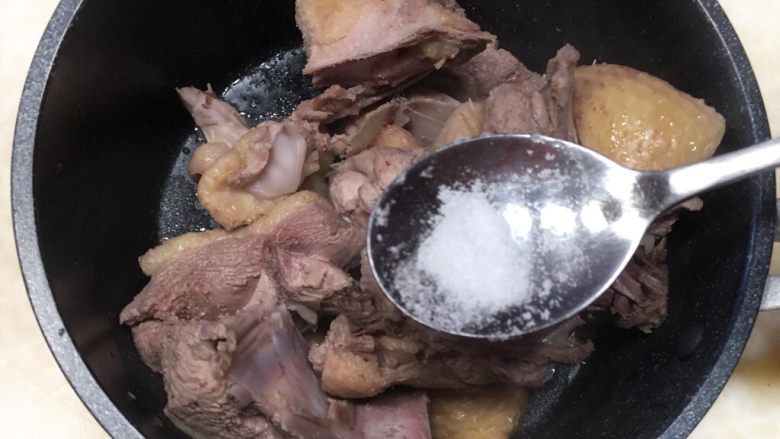 荔浦芋头烧鸭,将鸭肉沥干水分，倒入半茶勺盐抓匀。