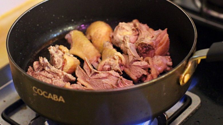 荔浦芋头烧鸭,热锅倒色拉油，下鸭肉煎至双面金黄。