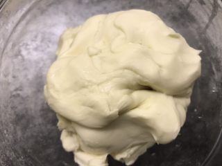 南瓜双色馒头,冬天将牛奶温热，放入酵母化开，和其他食材混合成白色面团