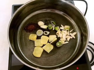 酱香排骨,炒锅烧热后加入1勺大豆色拉油，放入花椒粉，姜片葱花和蒜片，煸出香味