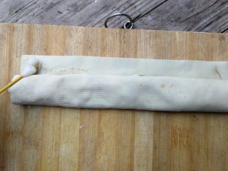 年味+家乡味荤济（千张卷肉馅）,用棉签沾少许食用碱水涂抹两厘米左右的边