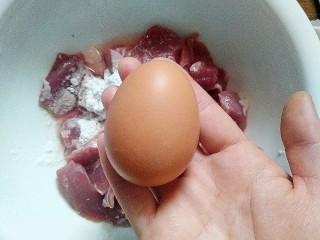 干炸里脊,准备一个鸡蛋不用太大，在上方凿一个小口。