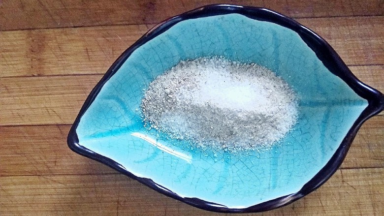 干炸里脊,味碟中放细盐和胡椒粉。