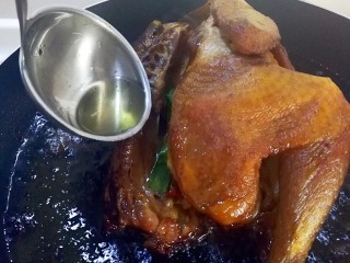 妈妈的味道～美味香酥鸡,用一个大勺子挖油往鸡的身上浇
