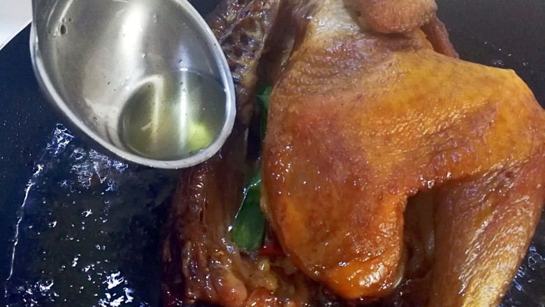 妈妈的味道～美味香酥鸡,用一个大勺子挖油往鸡的身上浇