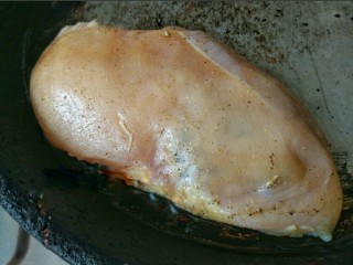 蜂蜜玫瑰鸡胸三明治,将鸡胸平整地放到锅中，小心把油溅起来，烫到手就不好了