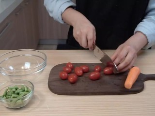泰式沙拉意面,小番茄对半切开，豇豆切断，胡萝卜切细丝。