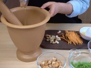泰式沙拉意面,可以用这样大的研钵，先放入大蒜、小米辣、鱼露、柠檬汁、蜂蜜，捣碎;如果没有研钵，直接切碎就可以了。