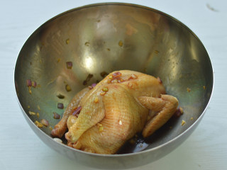 柠香烤全鸡,将鸡放进酱汁碗里，鸡身上均匀的涂抹上酱汁，一边涂抹一边揉搓，使鸡肉充分入味，随后放进冰箱，腌制一晚