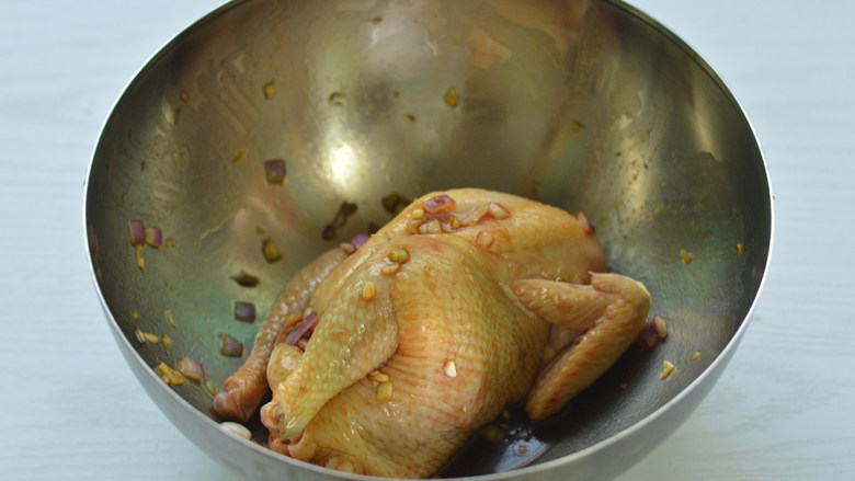 柠香烤全鸡,将鸡放进酱汁碗里，鸡身上均匀的涂抹上酱汁，一边涂抹一边揉搓，使鸡肉充分入味，随后放进冰箱，腌制一晚