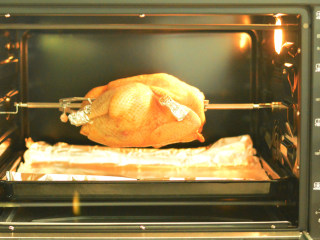 柠香烤全鸡,将烤盘上垫上锡纸，放在最下层，将固定好的鸡放入烤箱，230度，烤50分钟