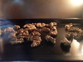 古早味桃酥,烤箱150预热，生核桃仁放进去烤10分钟，取出后切成大碎块