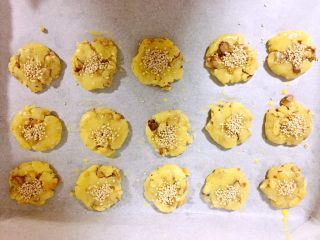 古早味桃酥,刷上剩下的蛋液，撒上芝麻，放进预热175度的烤箱，烘焙20分钟
