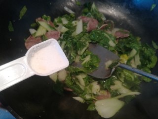 年味~腊肠青菜饭,加入一小勺盐。