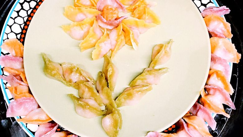多彩迷你饺子,蒸好的饺子出锅后，晶莹剔透。摆盘精巧，花开富贵，精致典雅，促进食欲。