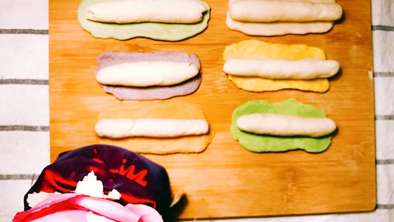 多彩迷你饺子,将彩色面棍擀成长方形面片，裹住纯色面棍。