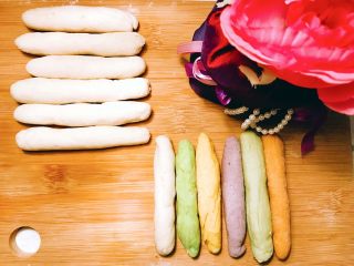 多彩迷你饺子,分别在面团上取下一块，各自搓成彩色面棍和纯色面棍。
