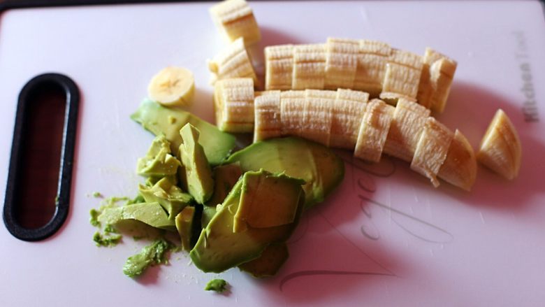 冬日健康饮2+1,将香蕉去皮切段、牛油果去皮去核。