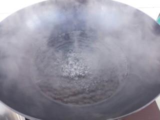 通心粉金枪鱼沙拉,先煮一下，锅里烧开水