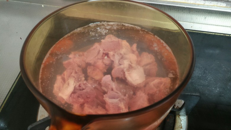 土豆牛腩煲,牛肉放入冷水，大火加热，撇出浮沫，捞出牛肉