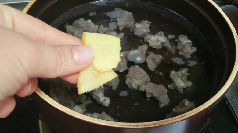 土豆牛腩煲,牛肉再次加入冷水中，加入姜片