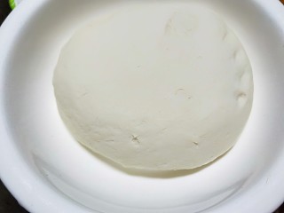 新年第一餐的百财饺子,白色面粉一样加入适量水合成面团。醒放半小时后开始包饺子。