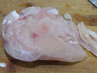 青柠藜麦沙拉,鸡胸肉洗净撕去脂肪和筋膜