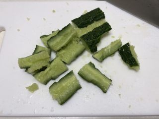 快手凉菜-拍黄瓜,切成5厘米左右小段