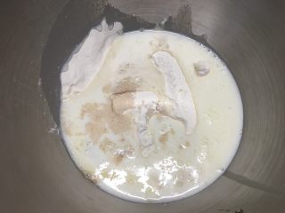 紫薯水立方吐司,将黄油以为的所有原料放入厨师机，搅拌10分钟