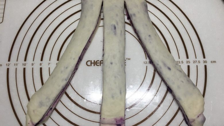 紫薯水立方吐司,切3条，头上一点点不要切断