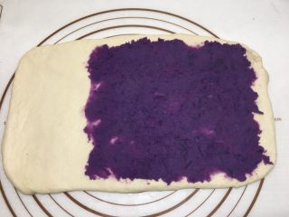 紫薯水立方吐司,2/3范围内加入紫薯泥