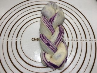 紫薯水立方吐司,编成辫子形状