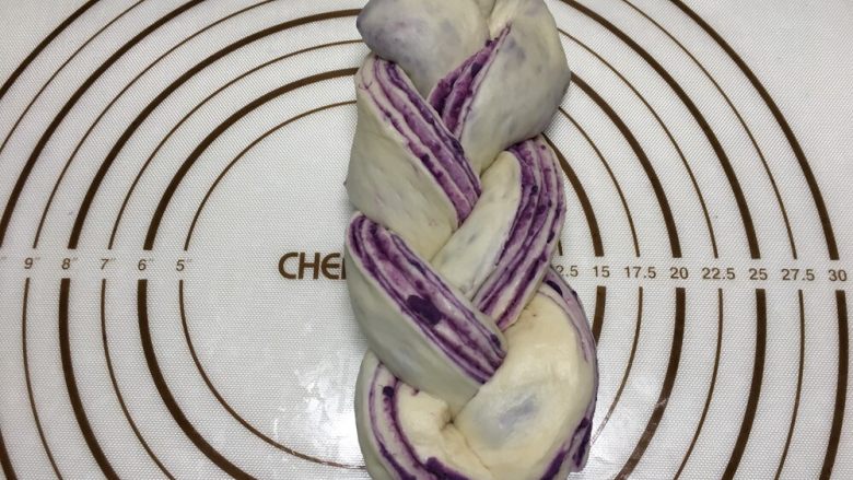 紫薯水立方吐司,编成辫子形状