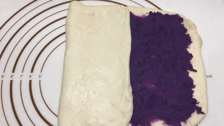紫薯水立方吐司,翻起1/3部分