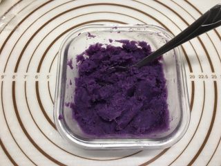 紫薯水立方吐司,紫薯蒸熟，加一点点水搅成泥状