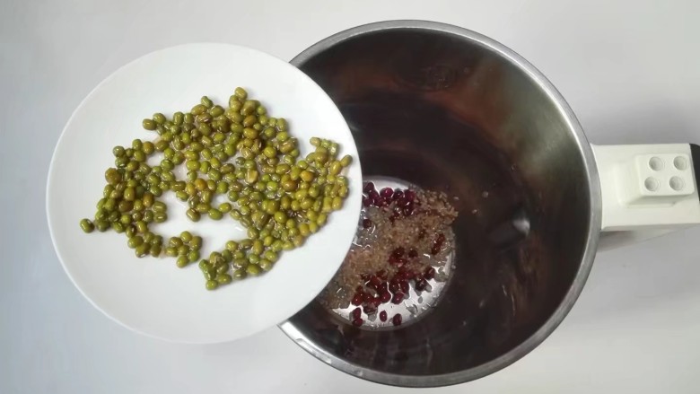 年味+春光乍泄香菜杂粮米糊,捞出绿豆放入豆浆机